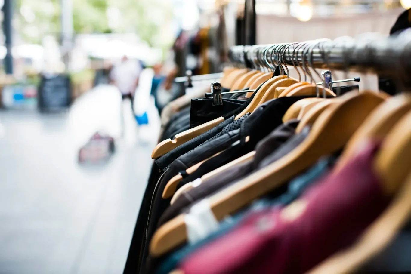 Perchero con ropa varias prendas de ropa colgadas en un perchero