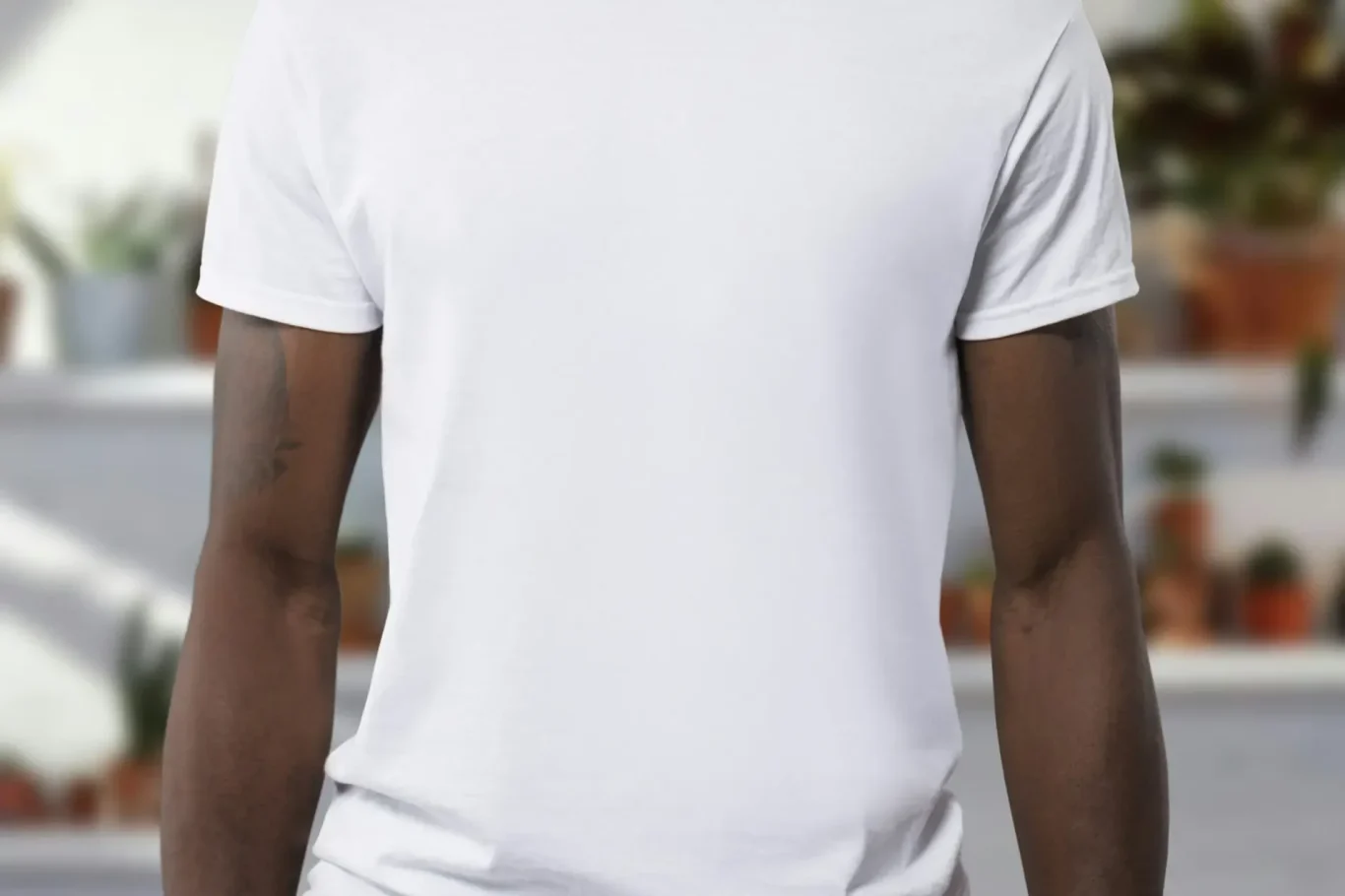 Camiseta básica camiseta basica de color blanco, modelo de raza negra